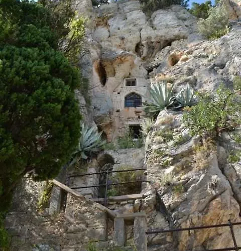 Aml בית הארחה 4*